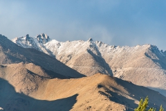 Leh: vue sur le col Kardung La / Blick auf die Straße zum Pass Kardung La