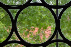 Mai - Durch eine Scheibe, Kontrast-Farben